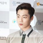 포토월 앞 <b>시크</b>한 男아이돌 표정