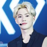 형광등 켜놓은듯한 수호의 피부색........