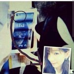 [EXO] 백현 공항<b>사진</b>에서 핸드폰으로 <b>셀카</b>찍는데