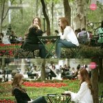 그냥 앉아있기만 하는데도 그림이 되는 <b>정자</b>매