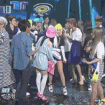 [EXO] <b>인사</b>도안하고 여친한테가는클라스봐 시발 