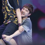 [EXO] 경수야 더러운거 들어올리는거아니야 <b>지지</b>