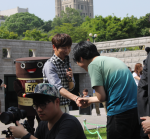 [드림카카오] 남자가 남자 손잡고 아련하게 보면서 노래부르는 케이윌...