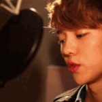 [EXO] 부스 속 노래하는 루한. <b>gif</b>