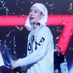 머리에 <b>수건</b> 두르고 무대에 오른 男아이돌