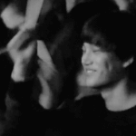 [카이] 응원봉들고 <b>간지럼</b>타는 카이ㅋㅋㅋ