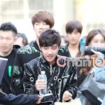 [EXO] 팬들선물거절못하고쩔쩔매던경수