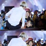 [카이] <b>경호원님</b> 표정=내표정 ㅜㅜㅜ완전 부러워요ㅠㅠㅠㅠㅠㅠ