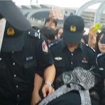 [타오] 칭따오 <b>공항</b>에서 팬 휴대폰 주워준 타오