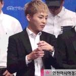 [시우민] 스마트폰<b>성화</b>가 신기한 시우민 움짤