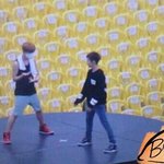 [EXO] 헐 뭐야...리허설<b>현장</b>에 초딩한명 몰래들어옴