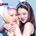 [에프엑스]  서로 껴안고 좋아죽는 설리&amp;크리스탈 너무예뻐