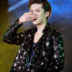 [팬픽] 세훈이가 끼면 기본적으로 <b>퇴폐</b>적인 분위기는 깔고가는거 같다.