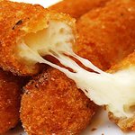 치즈가 가득한 군침도는 치즈 <b>스틱</b>
