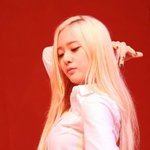 금발한 크리스탈