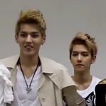 [EXO] 진짜 둘이닮았다...둘기백혐이 <b>행쇼</b>