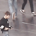 [시우민] 너무 더우면 까만 긴 옷 입자 