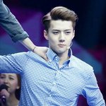 [EXO] <b>아픔</b>참는 세훈이 ㅋㅋ 종대가 밟고있어서