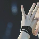 [시우민] 이거 민석이 <b>손</b> <b>사진</b>ㅠ