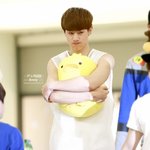 인형꼭껴안은 마크ㅋㅋ