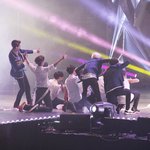 [카이] 단체샷 찍는 카이 <b>뒷모습</b>＼ㅂ_ㅂ／