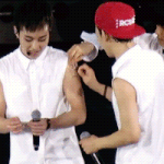 [시우민] <b>타투</b>스티커 떼는 민석이(귀여움 주의)