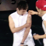 [CHEN] 민석이 형아 <b>헤나</b> 떼주는 백현이랑 종대