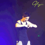 [시우민] (졸ra 잘보임)쎅씌 나시 민석이 <b>허리라인</b>봐