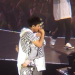 [EXO] 준면<b>이</b>가 <b>몸</b>이 앏은거 같아 ㅋㅋ (타오가 안고 있는 짤)