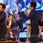 [해적] 어린 팬 위한 <b>눈높이</b> 포옹 김남길