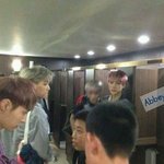 [EXO] 화장실 들어왔던 사생들한테 싸<b>인해</b>줬었구나