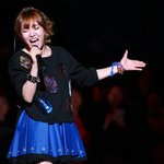 무대 위에서 <b>혼신</b>을 다하는 가수들