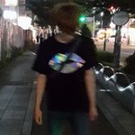 [조언부탁] 서른 넘어서 불 들어오는 신발 신고다니면 욕 먹을까요