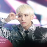 <b>무대</b>위 男<b>아이돌</b>의 귀여운 브이 애교.jpg