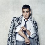 최시원 가방 모델 발탁, 팔에 <b>힘줄</b>이.. 심.쿵.주.의