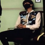 [카이] 졸려서 매니저형 손잡고 낑낑대다가 <b>결국</b>ㅠㅠ