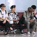 [EXO]  길을걷다가 힘들어서 근처<b>의자</b>에 앉았는더