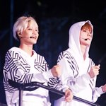 [EXO] <b>공연</b>보러 왔다가 내옆에서 존나 놀줄 모르는 