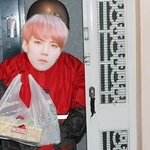 [EXO] <b>폐인상태</b>인나는 배달음식이와서 문을열었다