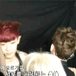 [EXO] 무대 오르기전 서로 <b>격려</b>하는 멤버들