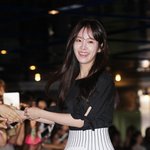 한지민 <b>등장</b>에 극장이 밝아짐..