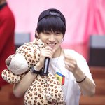 인형이랑 떨어질줄 모르는 jbㅋㅋㅋ