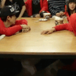 [EXO] <b>테이블</b>밑 꽁냥꽁냥
