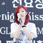 손에 <b>매직</b> 묻은지도 모르고 싸인하는 전효성