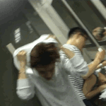 [EXO] 경수 머리 터는 짤 아저씨 저 <b>위에</b> 앉아있는줄ㅋㅋ
