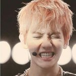 [EXO] 백현<b>얼굴</b>에주먹꽂기<b>vs</b>둘기<b>얼굴</b>에꽂기
