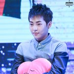 [EXO] 하트쿠션과 케미 뽐내는 흔한 25살