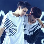 [EXO] 타오 <b>부축</b>해주는 찬열이