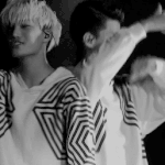 [EXO] 넘어질뻔했지만<b>당당</b>한어느아이돌