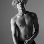[샤이니]  솔로 앨범 상반신 노출 <b>태민</b>